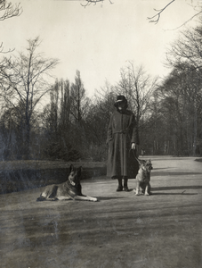 805524 Afbeelding van J.J. Balfour van Burleigh - Pos met de honden Bobbie en Kobus in het Wilhelminapark te Utrecht.